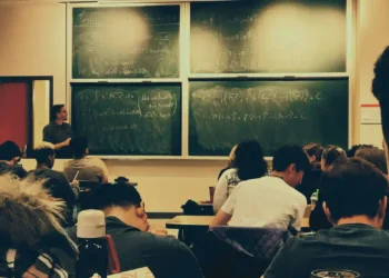 O MEC paga nesta segunda-feira (1º) a sexta parcela do programa Pé-de-Meia 2025. Cerca de 3,4 milhões de estudantes do ensino médio da rede pública receberão R$ 200.
