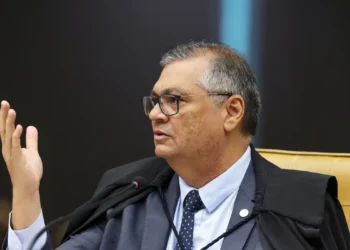 O ministro Flávio Dino, do STF, suspendeu repasses de emendas Pix em nove municípios, incluindo capitais, após auditoria da CGU apontar superfaturamento, desvio de verbas e ausência de transparência.