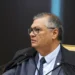 O ministro Flávio Dino, do STF, suspendeu repasses de emendas Pix em nove municípios, incluindo capitais, após auditoria da CGU apontar superfaturamento, desvio de verbas e ausência de transparência.
