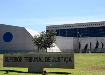 O STJ determinou que planos de saúde são obrigados a cobrir complicações de emergência durante cirurgias plásticas, mesmo que sejam eletivas e feitas em hospitais particulares credenciados.