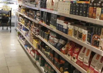 Cesta básica ficou mais barata em 24 capitais em agosto, segundo Dieese e Conab. Tomate, arroz, feijão e café puxaram as quedas, mas São Paulo registrou o maior custo, de R$ 850,84.