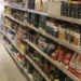 Cesta básica ficou mais barata em 24 capitais em agosto, segundo Dieese e Conab. Tomate, arroz, feijão e café puxaram as quedas, mas São Paulo registrou o maior custo, de R$ 850,84.