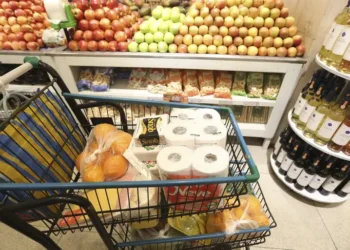 Comércio varejista recua 0,3% em julho, no quarto mês seguido de queda. Segundo o IBGE, setor acumula perdas de 1,1%, mas mantém alta anual de 2,5%.