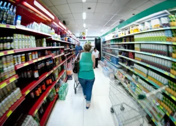 Cesta básica em São Paulo recua 2,21% em agosto, com queda em alimentos e limpeza. Carnes, batata e cebola puxaram redução, mas alta acumulada em 12 meses chega a 2,27%.