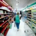 Cesta básica em São Paulo recua 2,21% em agosto, com queda em alimentos e limpeza. Carnes, batata e cebola puxaram redução, mas alta acumulada em 12 meses chega a 2,27%.