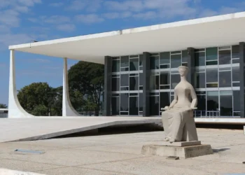 Alexandre de Moraes solicitou sessão extra no STF para julgar Bolsonaro e aliados acusados de integrar trama golpista. Réus podem pegar mais de 30 anos de prisão.