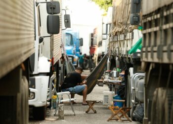 Jornadas exaustivas, solidão e pressão por prazos afetam a saúde mental dos caminhoneiros no Brasil. Entenda os riscos, dados de pesquisas e a necessidade de melhores condições de trabalho.