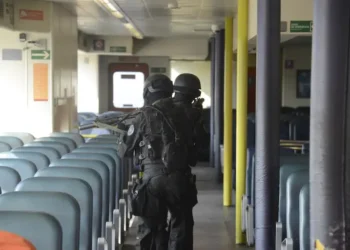 O Bope, tropa de elite da Polícia Militar, receberá R$ 31,6 milhões para aquisição de equipamentos de alta tecnologia, além de reajuste de 67% na gratificação da tropa. O investimento reforça a segurança pública e a valorização dos policiais.