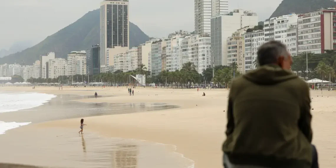 Frente fria escureceu o céu no Rio de Janeiro, trouxe ventos fortes de até 50 km/h e queda de quase 15°C na temperatura. Alerta de tempestade segue válido nesta terça (23).