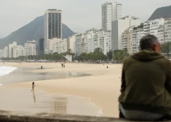 Frente fria escureceu o céu no Rio de Janeiro, trouxe ventos fortes de até 50 km/h e queda de quase 15°C na temperatura. Alerta de tempestade segue válido nesta terça (23).