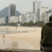 Frente fria escureceu o céu no Rio de Janeiro, trouxe ventos fortes de até 50 km/h e queda de quase 15°C na temperatura. Alerta de tempestade segue válido nesta terça (23).