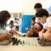 Estudo revela que a proibição de celulares em escolas elevou a atenção dos alunos, mas aumentou tédio e ansiedade. Veja os detalhes da pesquisa.