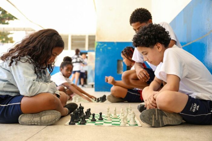 Estudo revela que a proibição de celulares em escolas elevou a atenção dos alunos, mas aumentou tédio e ansiedade. Veja os detalhes da pesquisa.