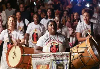 O 14º Festival Artes Vertentes em Tiradentes celebra arte contemporânea e memória afro-brasileira, com 54 atividades gratuitas até 21 de setembro, incluindo cinema, teatro, música e literatura.