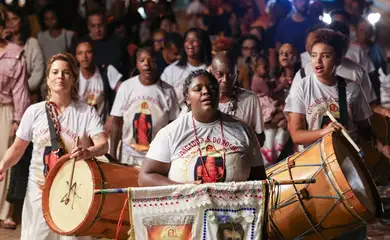 O 14º Festival Artes Vertentes em Tiradentes celebra arte contemporânea e memória afro-brasileira, com 54 atividades gratuitas até 21 de setembro, incluindo cinema, teatro, música e literatura.