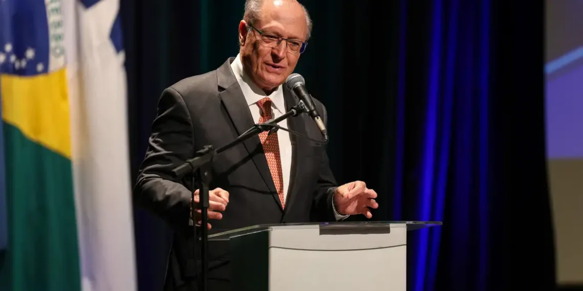Geraldo Alckmin disse que a relação entre Lula e Donald Trump pode ajudar a negociar o fim do tarifaço imposto pelos EUA, que atinge 35,9% das exportações brasileiras com tarifas de até 50%.