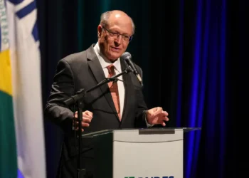 Geraldo Alckmin disse que a relação entre Lula e Donald Trump pode ajudar a negociar o fim do tarifaço imposto pelos EUA, que atinge 35,9% das exportações brasileiras com tarifas de até 50%.
