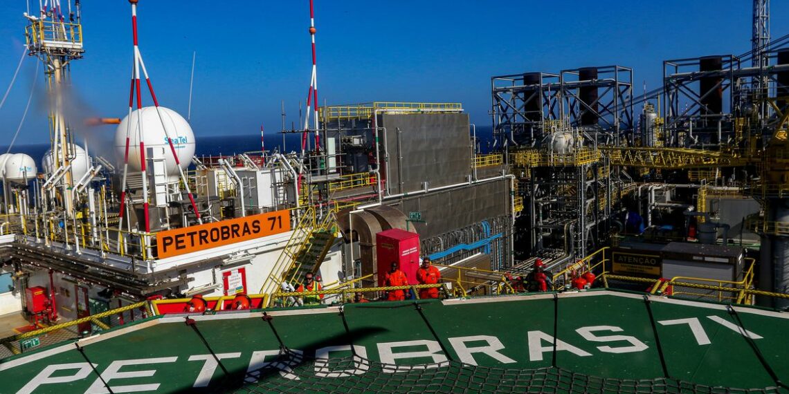 : Brasil alcança pela primeira vez a marca de 5,16 milhões de barris diários de petróleo e gás natural em julho, segundo dados da ANP. Pré-sal e Petrobras lideram produção.