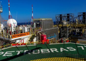 : Brasil alcança pela primeira vez a marca de 5,16 milhões de barris diários de petróleo e gás natural em julho, segundo dados da ANP. Pré-sal e Petrobras lideram produção.