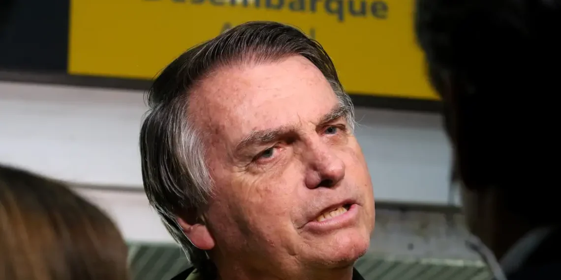 Em artigo no The New York Times, Steven Levitsky e Filipe Campante afirmam que o Brasil puniu Bolsonaro onde os EUA falharam com Trump, destacando a força das instituições brasileiras.