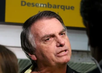 Em artigo no The New York Times, Steven Levitsky e Filipe Campante afirmam que o Brasil puniu Bolsonaro onde os EUA falharam com Trump, destacando a força das instituições brasileiras.
