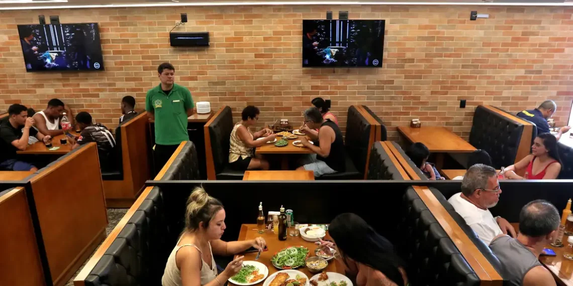 Em agosto, apenas 16% dos bares e restaurantes do Brasil registraram prejuízo, o menor índice desde a pandemia. Dados da Abrasel indicam recuperação com crescimento de faturamento e queda da inadimplência.