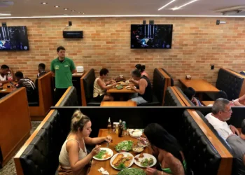 Em agosto, apenas 16% dos bares e restaurantes do Brasil registraram prejuízo, o menor índice desde a pandemia. Dados da Abrasel indicam recuperação com crescimento de faturamento e queda da inadimplência.