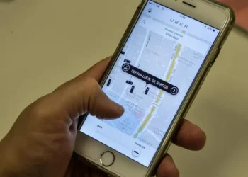 O STF inicia julgamento sobre vínculo trabalhista de motoristas e entregadores de apps, como Uber e Rappi. Decisão afetará cerca de 10 mil processos em todo o Brasil.