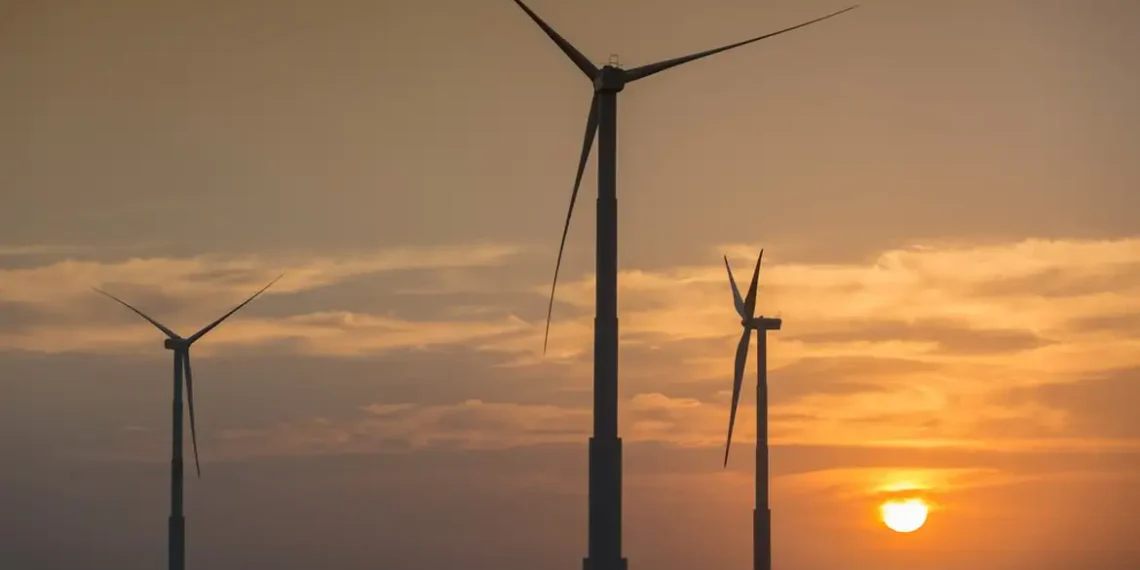 Relatório da Oxfam Brasil aponta que a transição energética global mantém desigualdades históricas: países ricos concentram 75% dos investimentos, enquanto o Sul Global sofre com pobreza energética e exploração de recursos.