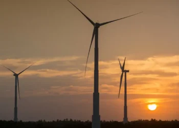 Relatório da Oxfam Brasil aponta que a transição energética global mantém desigualdades históricas: países ricos concentram 75% dos investimentos, enquanto o Sul Global sofre com pobreza energética e exploração de recursos.