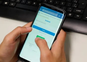 Neste sábado (27), a Defesa Civil testa envio de alertas de emergência para celulares no DF e em 12 cidades do Centro-Oeste, sem custo, para informar a população sobre riscos de desastres naturais.