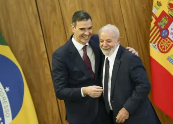 Lula e Pedro Sánchez discutem acordo Mercosul-UE e repudiam violações em Gaza. Presidente também falou com Emir do Catar sobre ataques israelenses e defesa do Estado palestino.