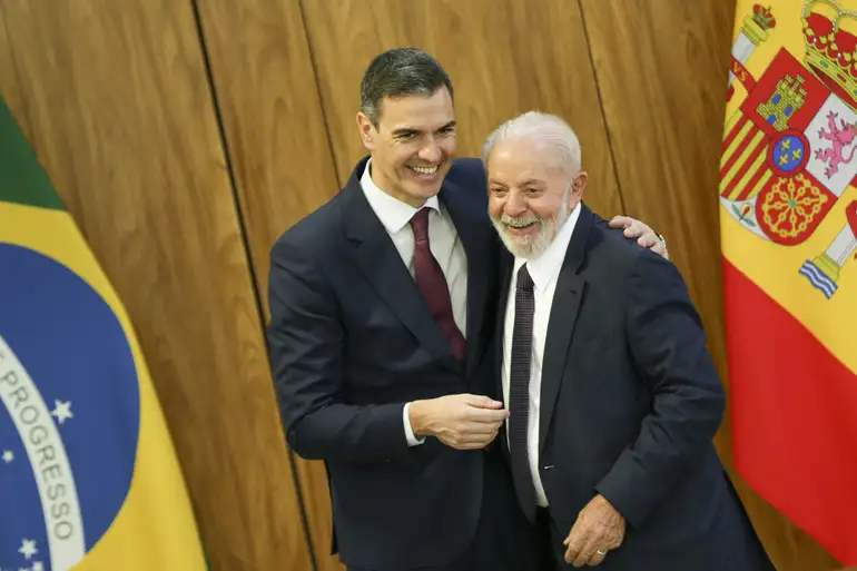Lula e Pedro Sánchez discutem acordo Mercosul-UE e repudiam violações em Gaza. Presidente também falou com Emir do Catar sobre ataques israelenses e defesa do Estado palestino.