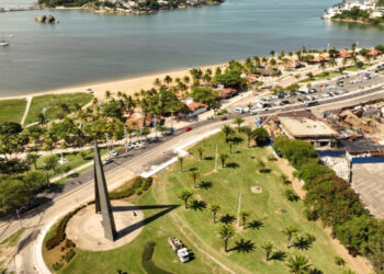 Vitória completa 474 anos com 259 obras concluídas desde 2021. Investimentos de R$ 2 bilhões abrangem mobilidade, encostas, meio ambiente e requalificação urbana.
