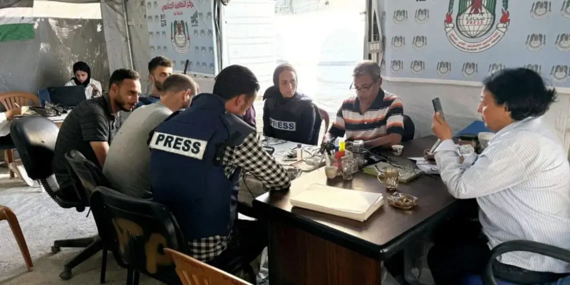 Tenda de jornalistas palestinos é bombardeada em Gaza após reunião virtual com brasileiros. Fenaj e EBC denunciam perseguição de Israel à imprensa.