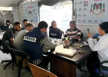 Tenda de jornalistas palestinos é bombardeada em Gaza após reunião virtual com brasileiros. Fenaj e EBC denunciam perseguição de Israel à imprensa.