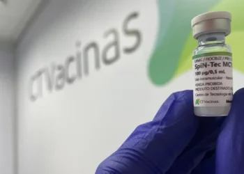 A vacina SpiN-TEC, desenvolvida pela UFMG e Funed, mostrou-se segura e eficaz contra a covid-19. O imunizante brasileiro entra na fase final de testes e pode chegar ao SUS até 2027.
