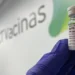 A vacina SpiN-TEC, desenvolvida pela UFMG e Funed, mostrou-se segura e eficaz contra a covid-19. O imunizante brasileiro entra na fase final de testes e pode chegar ao SUS até 2027.