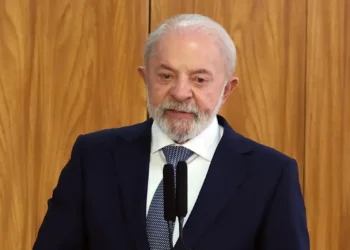 Lula criticou a Câmara dos Deputados por derrubar a MP 1303/2025, que previa a taxação de rendimentos de fundos e apostas esportivas. O presidente disse que a decisão favorece os ricos e prejudica o equilíbrio das contas públicas.