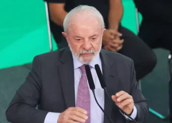 Lula embarca para Indonésia e Malásia para participar de cúpulas da Asean e Leste Asiático, buscando ampliar comércio e cooperação com a região.