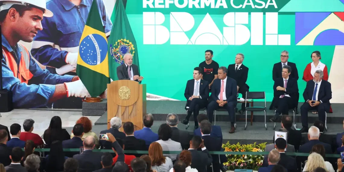 Lula lança o programa Reforma Casa Brasil, que oferece financiamentos a partir de R$ 5 mil para reformas de moradias de famílias de baixa renda. Saiba como funciona e quem pode participar.