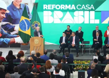 Lula lança o programa Reforma Casa Brasil, que oferece financiamentos a partir de R$ 5 mil para reformas de moradias de famílias de baixa renda. Saiba como funciona e quem pode participar.