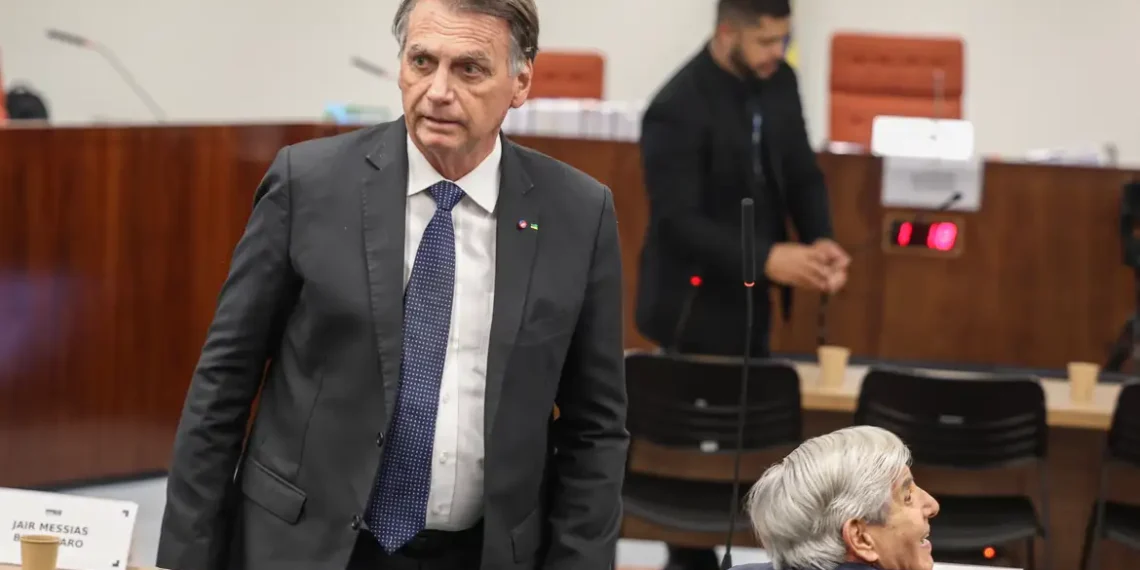 Jair Bolsonaro pediu ao ministro Alexandre de Moraes autorização para realizar festa de 15 anos da filha, Laura, em sua casa. Pedido inclui entrada de convidados e hospedagem de maquiador.