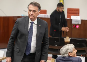 Jair Bolsonaro pediu ao ministro Alexandre de Moraes autorização para realizar festa de 15 anos da filha, Laura, em sua casa. Pedido inclui entrada de convidados e hospedagem de maquiador.