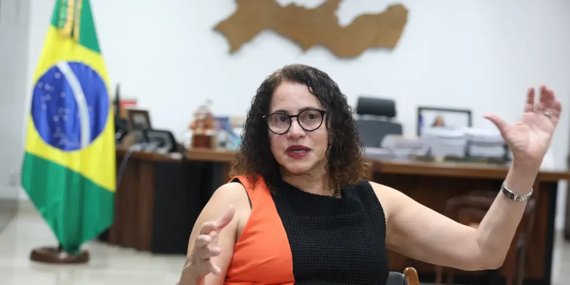 Vacina SpiN-TEC, 100% brasileira e desenvolvida pela UFMG, é segura e entra na fase final de testes, com previsão de uso até 2027.