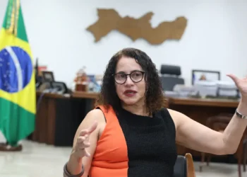 Vacina SpiN-TEC, 100% brasileira e desenvolvida pela UFMG, é segura e entra na fase final de testes, com previsão de uso até 2027.