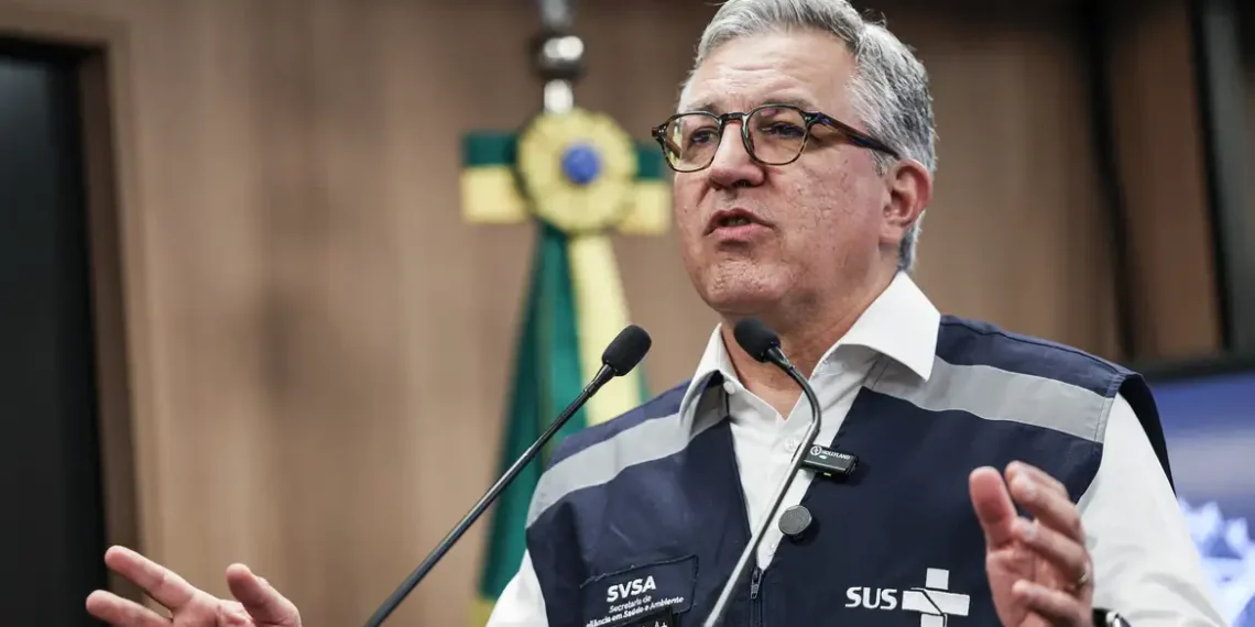 Ministro da Saúde, Alexandre Padilha, alerta que casos suspeitos de intoxicação por metanol devem crescer no Brasil com reforço da vigilância e notificações.
