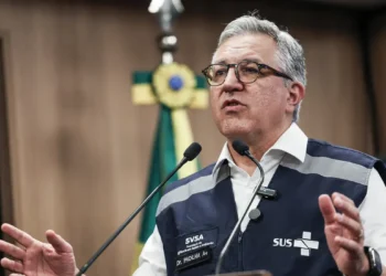 Ministro da Saúde, Alexandre Padilha, alerta que casos suspeitos de intoxicação por metanol devem crescer no Brasil com reforço da vigilância e notificações.
