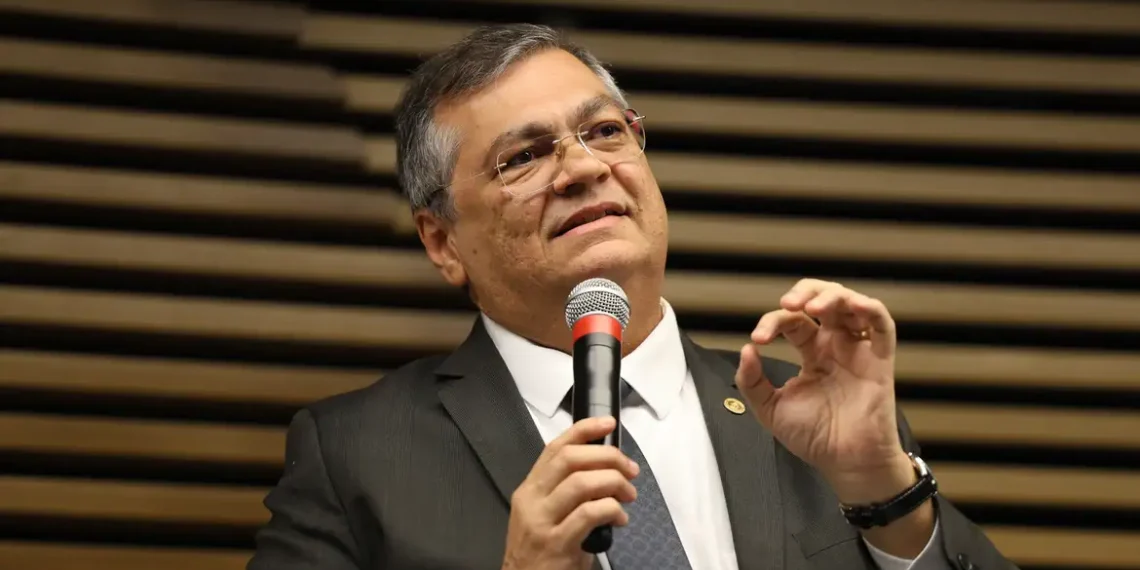 O ministro Flávio Dino afirmou que o STF e órgãos de controle têm o dever de investigar possíveis irregularidades em emendas Pix pagas entre 2020 e 2024, com foco em transparência e rastreabilidade.