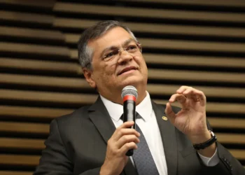 O ministro Flávio Dino afirmou que o STF e órgãos de controle têm o dever de investigar possíveis irregularidades em emendas Pix pagas entre 2020 e 2024, com foco em transparência e rastreabilidade.